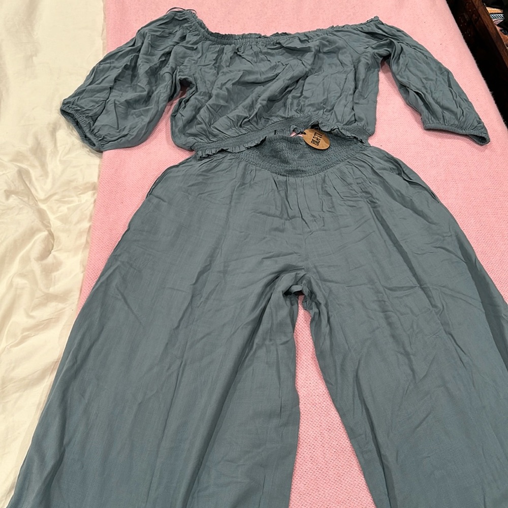 Bila  77 set off the shoulder crop top and pants